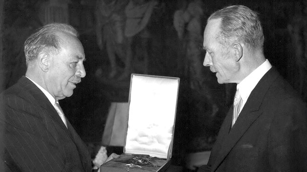 V srpnu 1955 pevzal Hermann von Siemens (vpravo) K za zsluhy z rukou ministra bavorsk vldy Wilhelma Hoegnera.