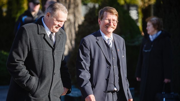 Nov europoslanec za KSM Jaromr Kohlek (vpravo) ped poslednm rozlouenm s komunistickm europoslancem Miloslavem Ransdorfem ve stranickm krematoriu. (29. ledna 2016)