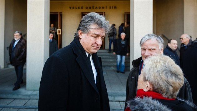 Ji Dolej ped poslednm rozlouenm s komunistickm europoslancem Miloslavem Ransdorfem ve stranickm krematoriu. (29. ledna 2016)