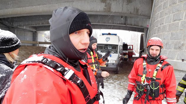 Hasiči v Praze u Lahovického mostu nacvičovali záchranu člověka, pod nímž se prolomil led.