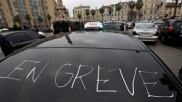 Stávka taxikářů zablokovala dopravu v Marseille i dalších francouzských městech. (26. ledna 2016)