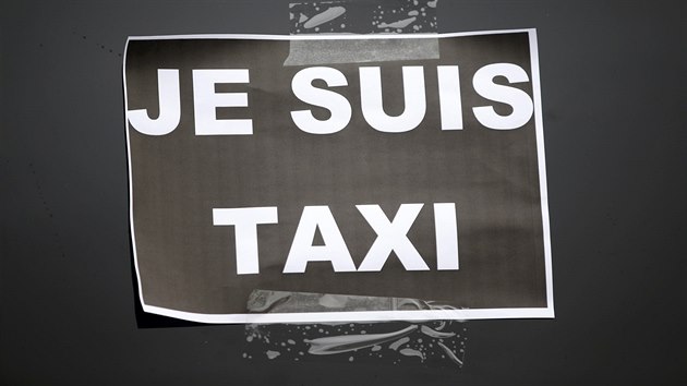 Jsem taxikář. Stávkující taxikáři v Paříži využili populární heslo z doby útoku na redakci Charlie Hebdo. (26. ledna 2016)