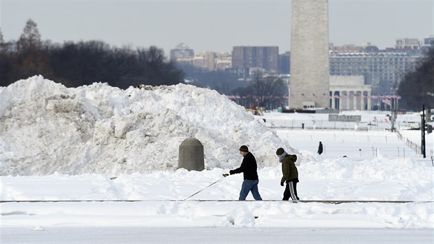 Obyvatel Washingtonu, D. C., se potkaj s nvaly snhu po vkendov vnici. (26. ledna 2016)