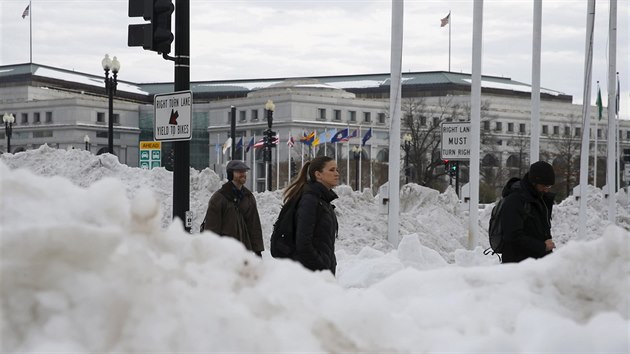 Amerian se ve Washingtonu, D. C., prodraj hromadami snhu. (26. ledna 2016)