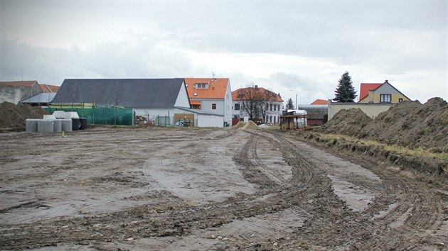 Minul tden zaala stavba centra s obchody i parkem v budjovick tvrti Ronov.