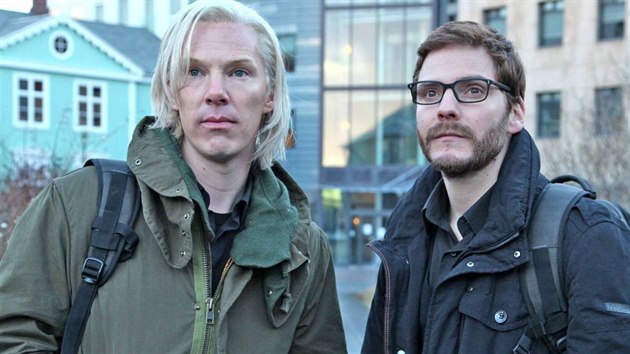 Benedict Cumberbatch a Daniel Bruhl ve filmu Wiki Leaks