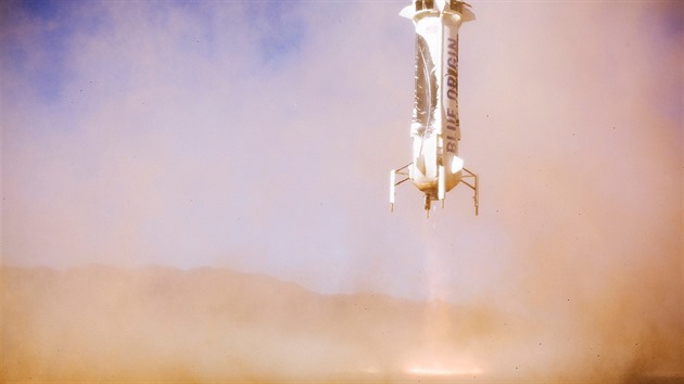 Raketa New Shepard tsn ped dosednutm pi spnm nvratu ze zkuebnho letu.