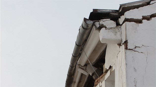 Hasiči pomáhali likvidovat následky pádu střechy vepřína v obci Rosička na Žďársku (24. ledna 2016).