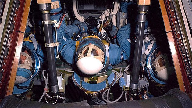 Pohled vstupním otvorem do kabiny kosmické lodi Apollo