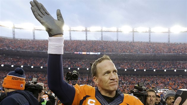 Peyton Manning zdraví fanouky poté, co jeho Denver Broncos proli do Super...