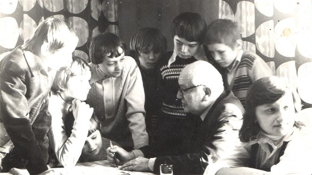 Miloslav Švejna předával své znalosti a zkušenosti dál po několik desetiletí. Snímek je z roku 1977.