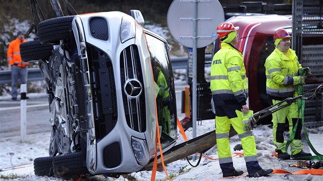 Maarsk kamion pevejc est novch mercedes se pevrtil na dlnici D1 u Jihlavy. (26. ledna 2016)