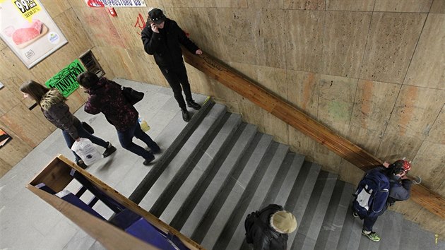 V jihlavském obchodním domě Prior už měsíc nejezdí výtah. Zákazníci tak musí do obchodu v podzemí po schodech.