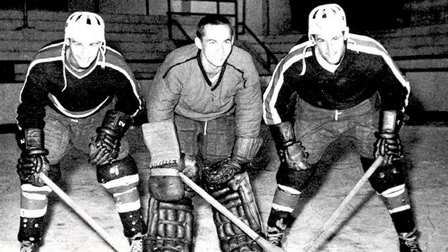 Brank Milo Podhorsk patil k hlavnm postavm hokejov Dukly Jihlava v prvn dekd jej spn historie. Na archivnm snmku je po boku obrnc Svojeho a Masopusta.