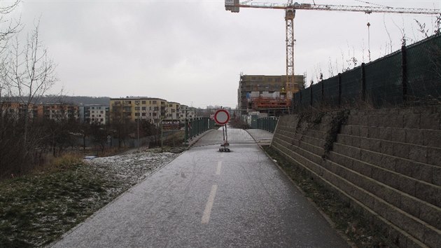 Cyklostezku ve Vysoanech obsadili do dubna stavai (21.1.2016).