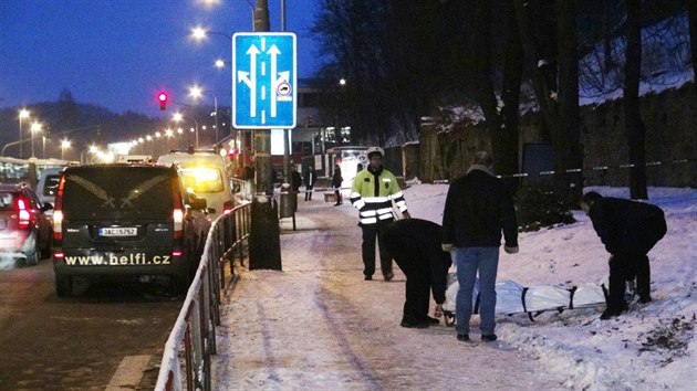 idi srazil chodce a z msta nehody ujel. Ptr po nm policie (22.1.2016).