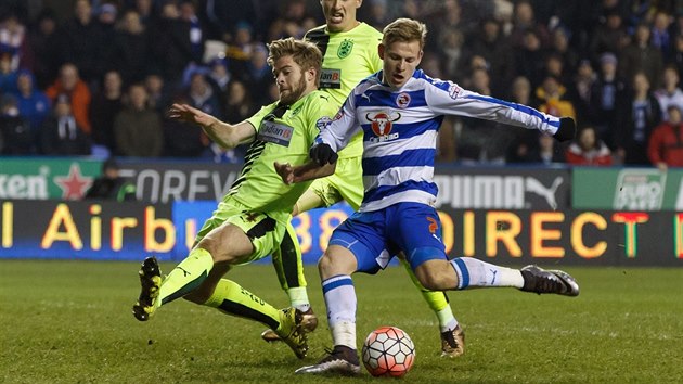 Matj Vydra z Readingu pi gólové stele do sít  Huddersfieldu.