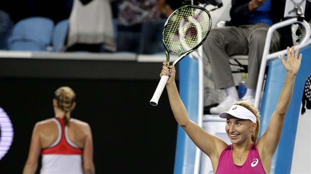 SENZACE. Darja Gavrilovov  slav po vtzstv ve druhm kole Australian Open nad Petrou Kvitovou.