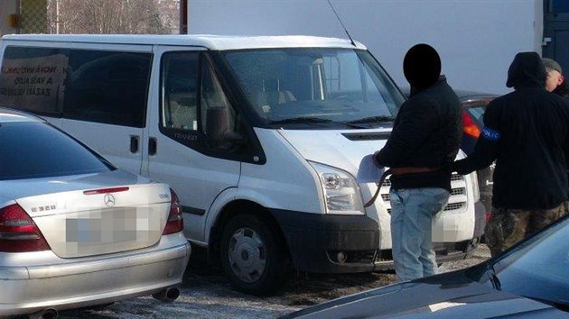 Pi akci proti drogovmu gangu zadreli policist v ter 19.1.2016 kolem 11. hodiny dopoledn i nkolik lid v Praze-Kri.