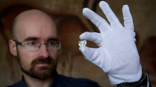 Archeologové našli našli na Hradecku vzácné stříbrné římské mince (22.1.2016).