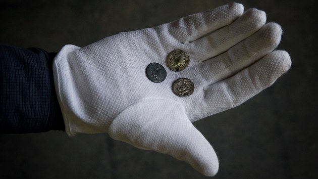 Archeologov nali nali na Hradecku vzcn stbrn msk mince (22.1.2016).