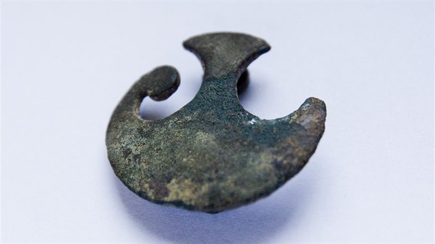 Archeologové našli našli na Hradecku vzácné stříbrné římské mince a další předměty (22.1.2016).