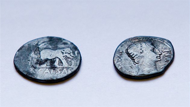 Archeologov nali nali na Hradecku vzcn stbrn msk mince a dal pedmty (22.1.2016).