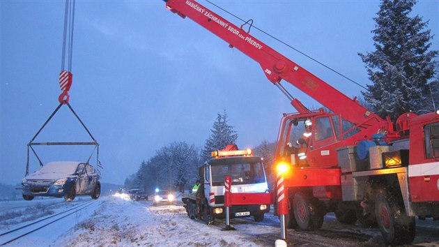 Havarovan auto z kolejist dostal jeb drnch hasi.