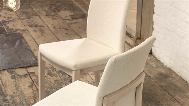 „Set Moon zahrnuje židli a křeslo s nenápadným designem, které však díky velkému důrazu na ergonomii, kladeného od samého začátku vývoje, poskytují výjimečný komfort sezení,“ říká o novince její designér, Michal Riabič.