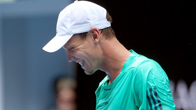 Tom Berdych se raduje z spnho mku v duelu 2. kola Australian Open s Mirzou Baiem.