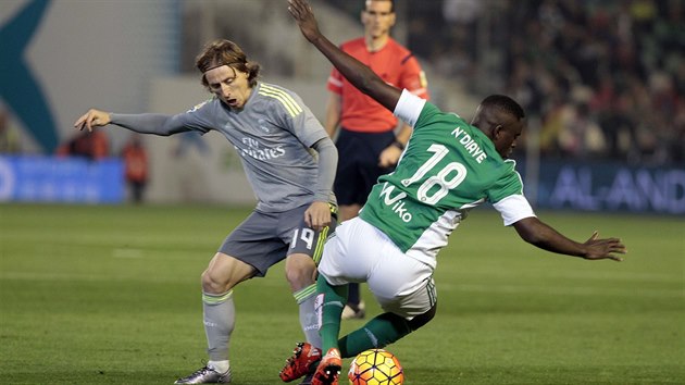 Luka Modri (vlevo) z Realu Madrid v souboji s Alfredem N'Diayem z Betisu Sevilla.