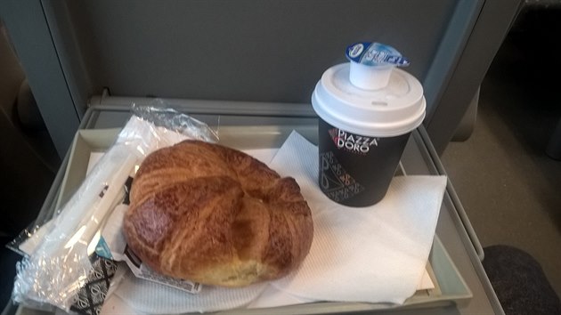 LEO Express oberstvení podává. Káva a croissant s nutellou za 48.