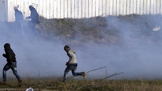 Policie v Calais rozhn migranty pomoc slznho plynu (24. ledna 2016).