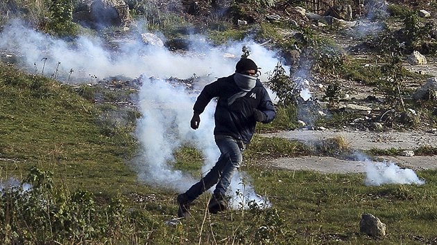 Policie v Calais rozhn migranty pomoc slznho plynu (24. ledna 2016).