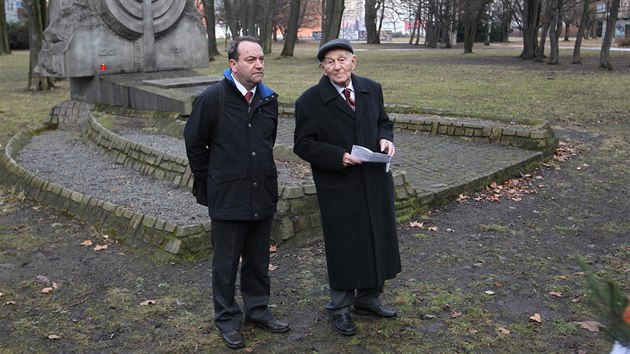 Luděk Eliáš (vpravo), který za války přežil koncentrační tábor v Osvětimi i pochod smrti, uctil s dalšími lidmi ve středu 27. ledna u ostravského památníku v parku Milady Horákové oběti holokaustu.