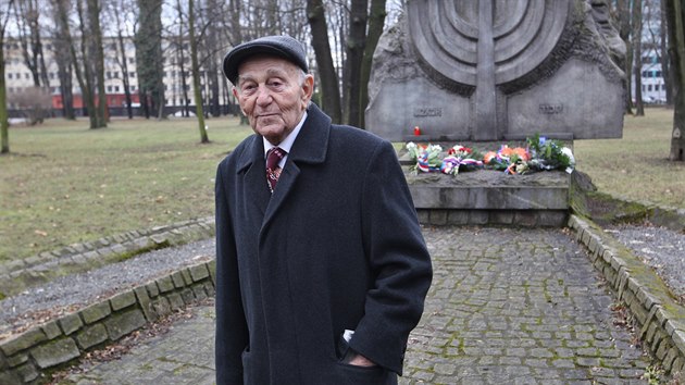 Luděk Eliáš, který za války přežil koncentrační tábor v Osvětimi i pochod smrti, uctil s dalšími lidmi ve středu 27. ledna u ostravského památníku v parku Milady Horákové oběti holokaustu.
