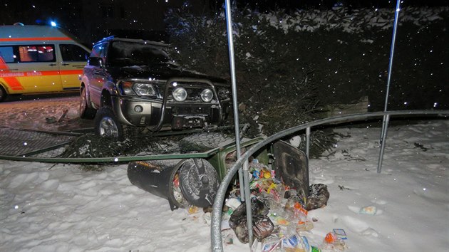 Opil idi dostal na zasnen silnici smyk, kter nezvldl. Vz pot prorazil brnu chaty a zastavil se v ivm plotu.