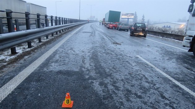 Na dlnici D46 u Prostjova havarovaly na kluzk silnici dv destky aut, klov tah byl na zhruba ti hodiny uzaven.