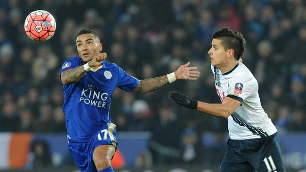 Leicestersk Danny Simpson (vlevo) a tottenhamsk Erik Lamela se hon za mem.