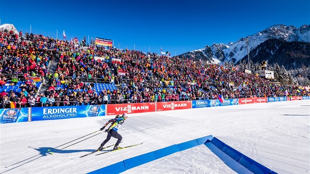 Divci na tribunch v italsk Anterselv sleduj sprint  mu v rmci SP v biatlonu.