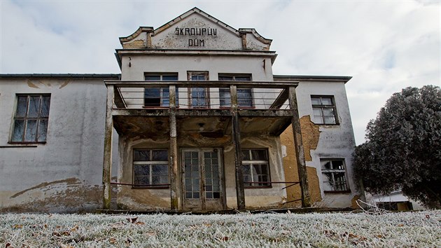 Chátrající Škroupův dům v Osicích na Královéhradecku.