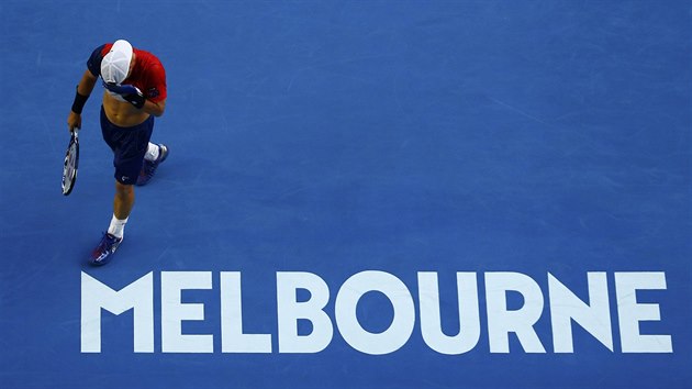 T̎K BOJ. Lleyton Hewitt si otr pot bhem utkn druhho kola Australian Open s Davidem Ferrerem.