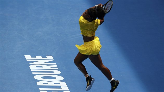 V LETU. Serena Williamsov odehrv bekhend ve vskoku.