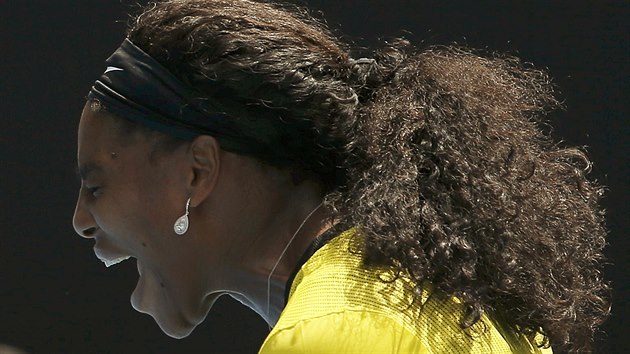 VE VRU EMOC. Serena Williamsov ve tvrtfinle Australian Open s Mari arapovovou.