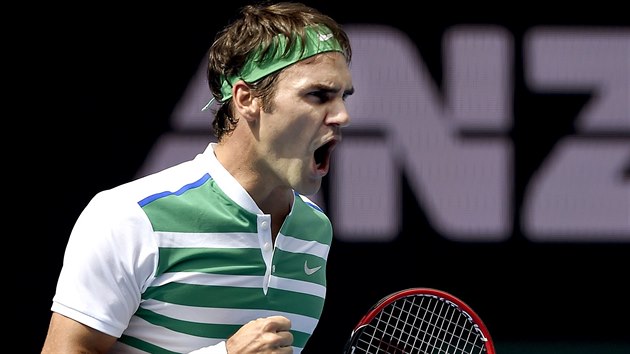 NADEN. Roger Federer se raduje ve tvrtfinle Australian Open s Tomem Berdychem.