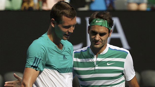 HRL JSI DOBE. Roger Federer (vpravo) dkuje za zpas poraenmu Tomi Berdychovi.