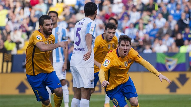 Lionel Messi (vpravo) z Barcelony b slavit svj gl do st Mlagy.