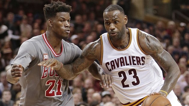 LeBron James z Clevelandu (vpravo) tou uniknout s mem, brn ho Jimmy Butler z Chicaga.