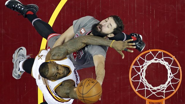 LeBron James z Clevelandu (vlevo) tou zakonit, brn ho Nikola Miroti z Chicaga.