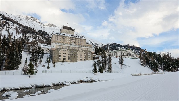 Některé hotely vypadají jako zámky - na fotografii je Hotel Schloss Pontresina